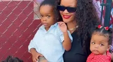 Späť ku koreňom: Rihanna priviedla deti na ulicu, ktorá nesie jej meno