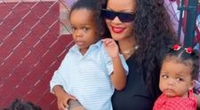 Späť ku koreňom: Rihanna priviedla deti na ulicu, ktorá nesie jej meno