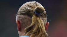 Známy futbalista šokoval fanúšikov: Stratil svoju ikonickú hrivu