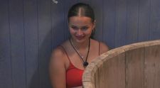Čo sa stalo v noci? Laura sa pri otázkach farmárok červenala
