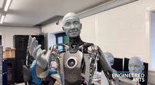 Zoznámte sa s Amecou. Je to najpokročilejší robot s dokonalou ľudskou mimikou