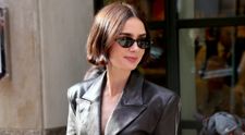Tip na outfit podľa Lily Collins: Predviedla šik nohavice, ktoré kraľujú trendom