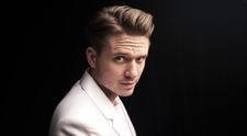 „Áno, rád sa prezliekam za ženu,“ šokuje Ondřej Brzobohatý. Unikli pikantné fotky