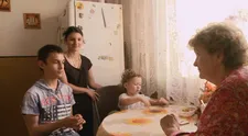 Martine zomrela mama, musí sa postarať o mladšieho brata. 