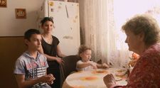 Martine zomrela mama, musí sa postarať o mladšieho brata. 