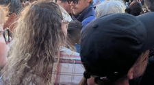 Snažil sa pôsobiť nenápadne, nepomohlo. Pozrite, aká hviezda vítala v dave nového pápeža