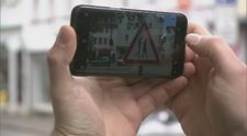 Nová dopravná značka pre chodcov so smartfónmi: Niekde zaviedli aj pokuty