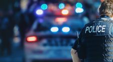 Pre selfie prišiel o prácu. V Británii prepustili policaja, ktorí sa fotil na mieste vraždy