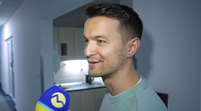 Viktor Vincze si zaspomínal. Nevie, ako sa do nich dostal, ale v šatách mu to pristalo