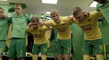 FOTO: Mladí futbalisti zhodili dresy, pozrite sa na tie vypracované telá!
