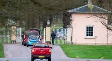 Polícia ukončila prehliadky domu, v ktorom býval exprinc Andrew