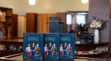 Unikátna kniha o seriálovom fenoméne Dunaj, k vašim službám je na svete: Odhaľuje zákulisie a prináša 272 strán exkluzívnych spomienok