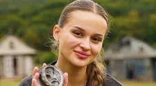 A to sa môže? Laura zahodila amulet!