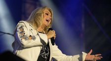 Svet prišiel o hudobnú ikonu: Zomrela speváčka legendárnej romantickej hymny, ktorú poznal celý svet