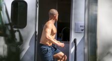 Bez vlasov je na nepoznanie. Herec na nových záberoch prekvapil extrémnou premenou