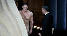 Nahota na Oscaroch. Herec si prirodzenie zakrýval obálkou