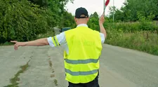 Zobrali mu vodičák, aj tak sadol za volant. Zachráni mu krk falošný policajt?