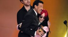 Grammy sú rozdané! Ak ste doteraz nepočuli najlepšiu pieseň roka, toto je ona