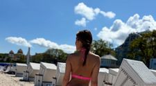 Teploty stúpajú. Krásna moderátorka sa ukázala hore bez