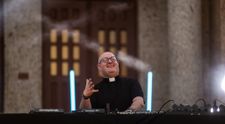 Kňaz a DJ Padre Guilherme odohrá koncert v Košiciach pred Dómom sv. Alžbety