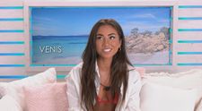 Šteklivé zábery z Hideaway. Venis si vzala niečo navyše