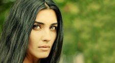 Obrovská pocta pre krásnu Tubu Büyüküstün: Nominácia na cenu Emmy!