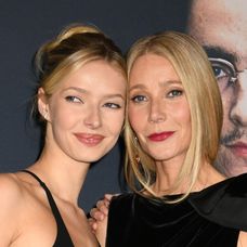 Dcéra Gwyneth Paltrow sa obliekla do maminých šiat z 90. rokov