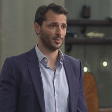 Alex stratí reč.