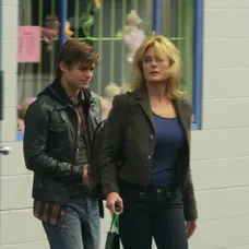 Erika Eleniak vo filme Vianočný tanec
