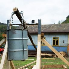 Deň 60 - Noro si v dueli zranil koleno, odviezla ho sanitka