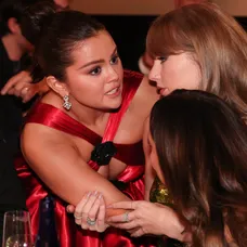 Selenu Gomez a Taylor Swift prichytili pri ohováraní