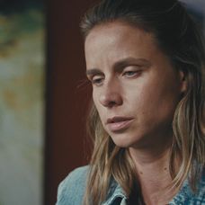 Barbora sa chce rozptýliť prácou. Po odchode z redakcie ju niekto sleduje.
