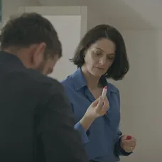 Zábery z prvej epizódy seriálu Zrada.