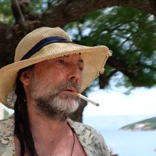 Na svete je trailer debutového filmu Samuela Spišáka Smolu nosíš ty, láska