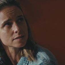 Barbora sa chce rozptýliť prácou. Po odchode z redakcie ju niekto sleduje.