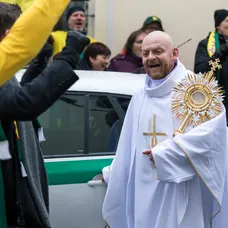 Ľuboš Kostelný v seriáli Svätý Max ako farár 