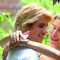 Justin Bieber je po mesiaci randenia zasnúbený. Toto je jeho vyvolená