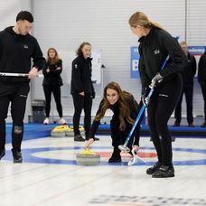 Princ William a princezná Kate si zahrali curling