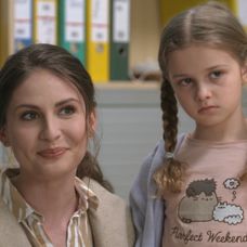 Gréta (Alžbeta Bartošová) a Lujza (Zoe Kachútová)