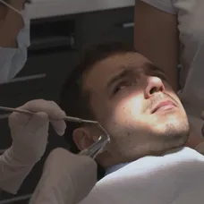 So zatvorenými ústami sa zub vytrhnúť nedá.