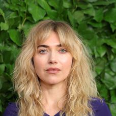 Imogen Poots s účesom v štýle 70. rokov. 