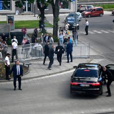 Na snímke vo vládnej limuzíne predseda vlády Robert Fico po streľbe na výjazdovom rokovaní vlády v Handlovej.
