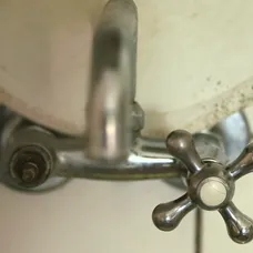Rodina už roky žije vo viac než 70-ročnom dome, ktorý potrebuje kompletnú rekonštrukciu. 