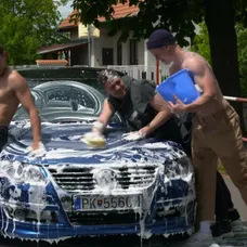 Do umývania auta sa poriadne vložia.