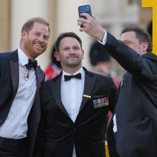 Princ Harry prvýkrát na verejnosti od návratu do Veľkej Británie