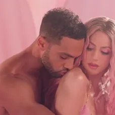 Shakira randí s britským hercom Lucienom Laviscountom
