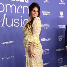 Lana Del Rey a Evan Winiker sa zasnúbili