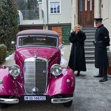 Helga dostala od Waltera ružový Mercedes.