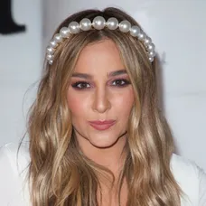 Alisan Porter vo filme Kučeravá Sue