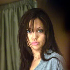 Angelina Jolie a jej premeny vzhľadu.